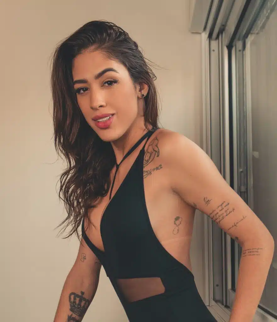 Conheça nossa terapeuta Kelly, especialista em massagem lingam