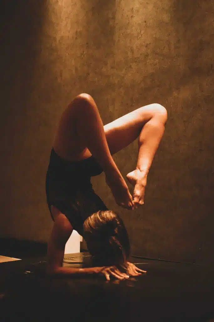 Terapeuta tântrica Gabi realizando posição de yoga